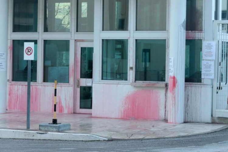 Anarquistas atacan con pintura embajada estadunidense en Atenas