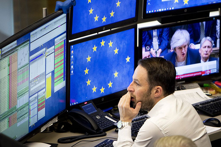 Gobierno británico enfrenta moción de censura tras votación