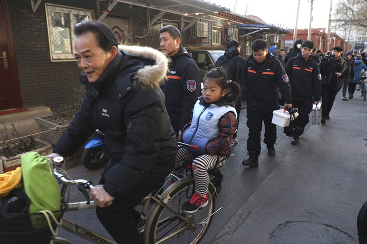 Hombre hiere con martillo a 20 niños en escuela de Beijing