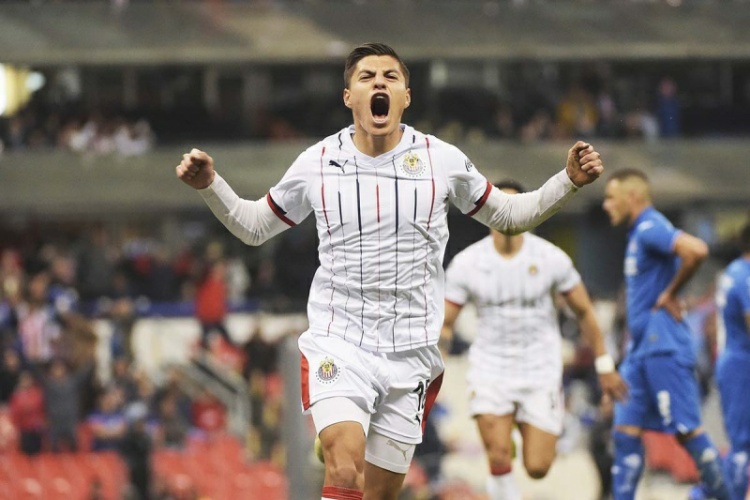 Chivas conquista el Azteca y entristece a Cruz Azul