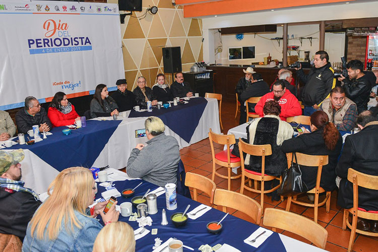 Celebran y reconocen a periodistas en su día
