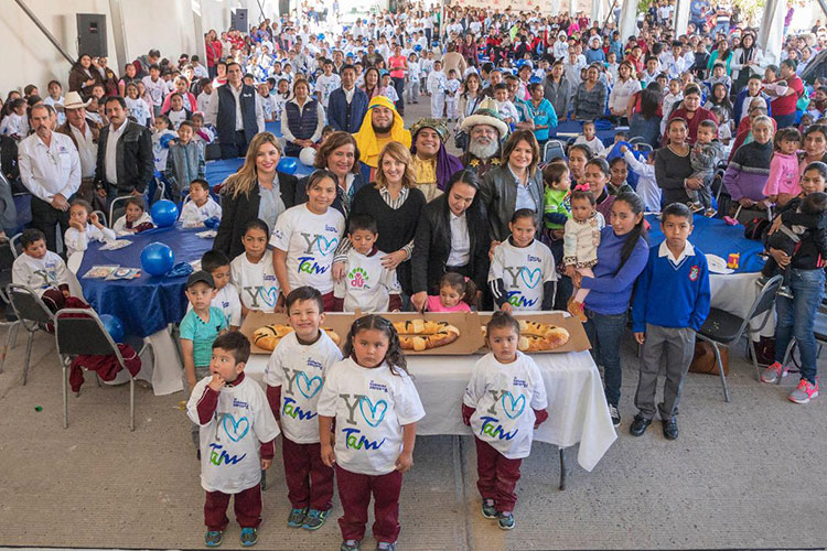 Festeja Mariana Gómez a niños de Palmillas