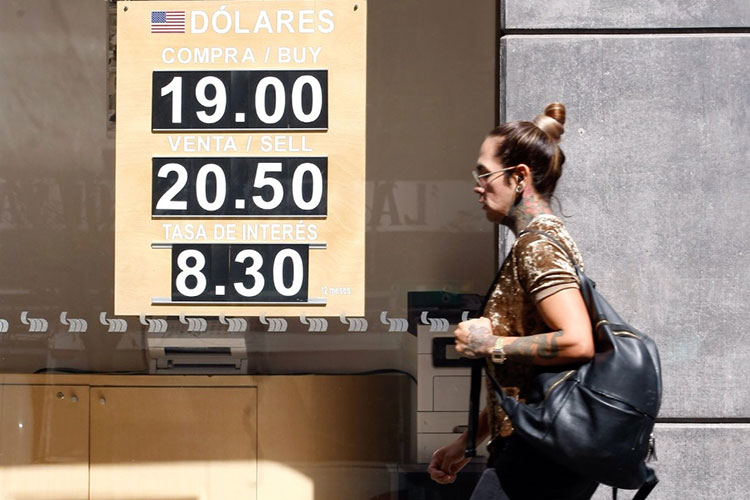 Peso cerrará su mejor semana de apreciación ante el dólar