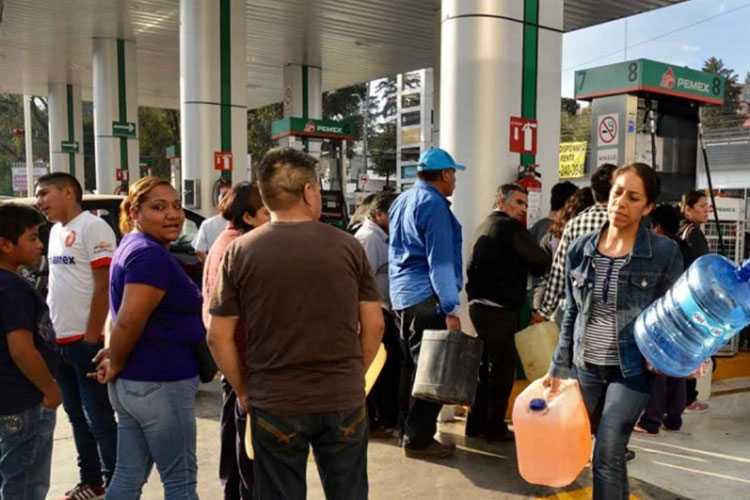 Avanza Pemex en suministro de gasolinas; pide evitar compras de pánico