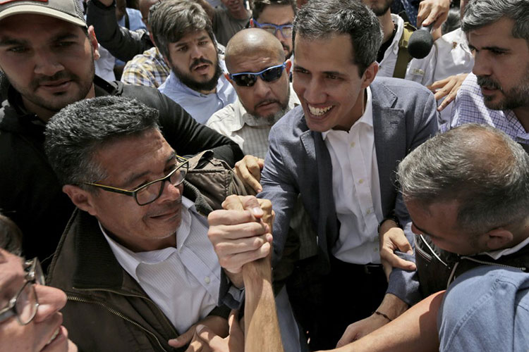 Venezuela: fiscal pide prohibir salida del país a Guaidó