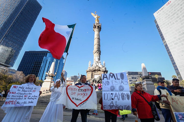 Marchan a favor de AMLO y combate contra el huachicoleo