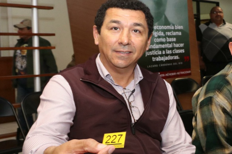 Hace fila Mario López para pagar el predial
