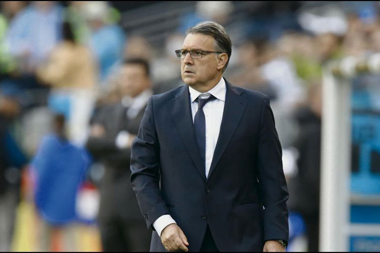 Martino firma y hoy será presentado
