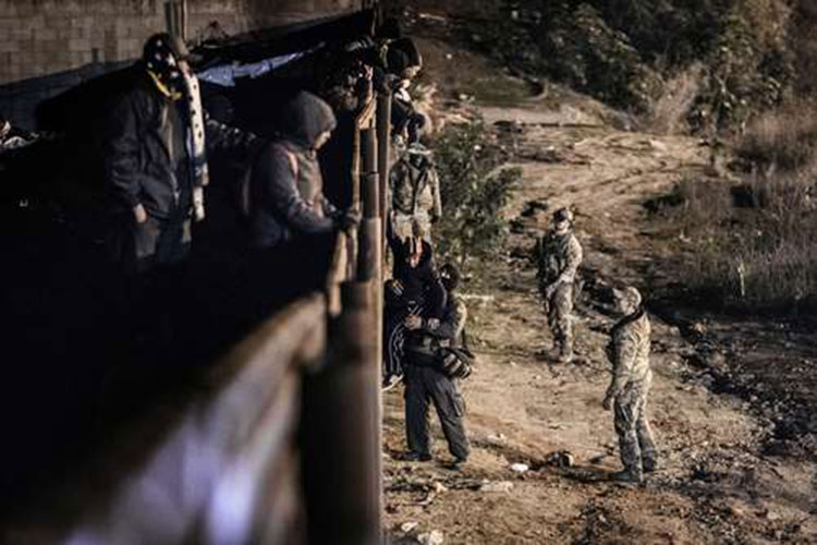 Agentes fronterizos reprimen nuevo intento de migrantes por cruzar la frontera hacia EU