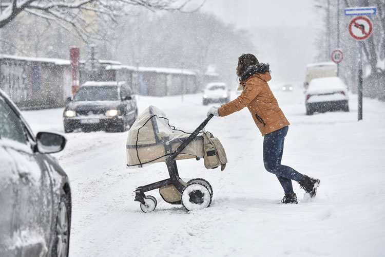 Fuertes nevadas azotan a Europa, causando 12 muertos
