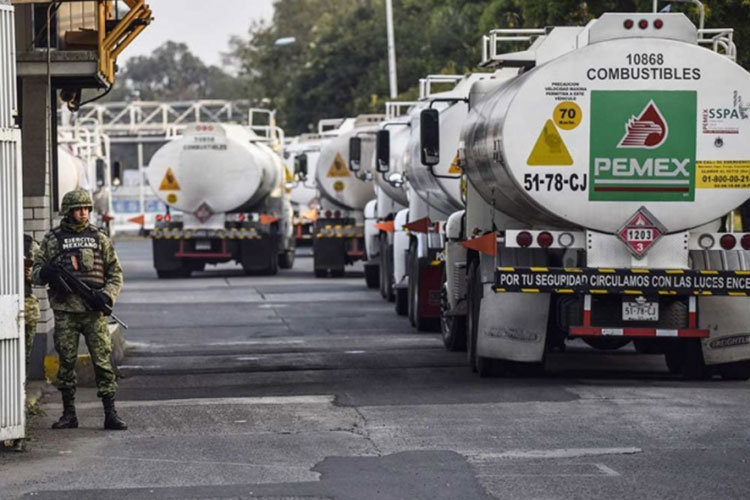 Adquiere el Gobierno federal 571 pipas para transportar gasolina