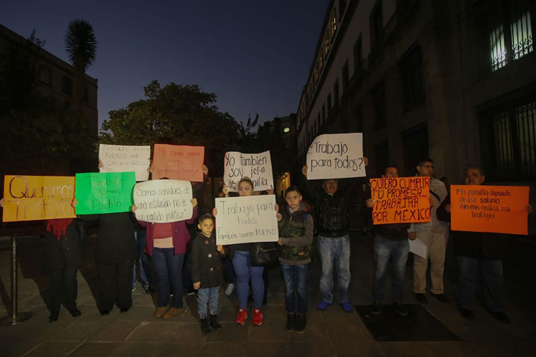 Protestan en Palacio Nacional trabajadores de Presidencia