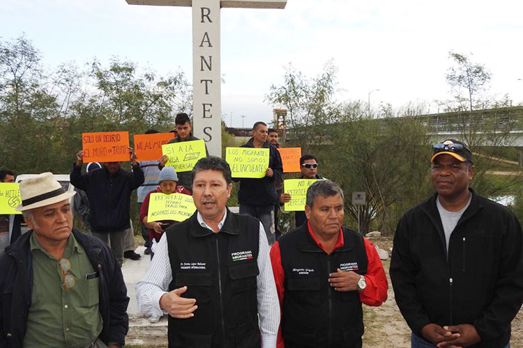 Protestan migrantes contra Trump en Puente internacional de Reynosa