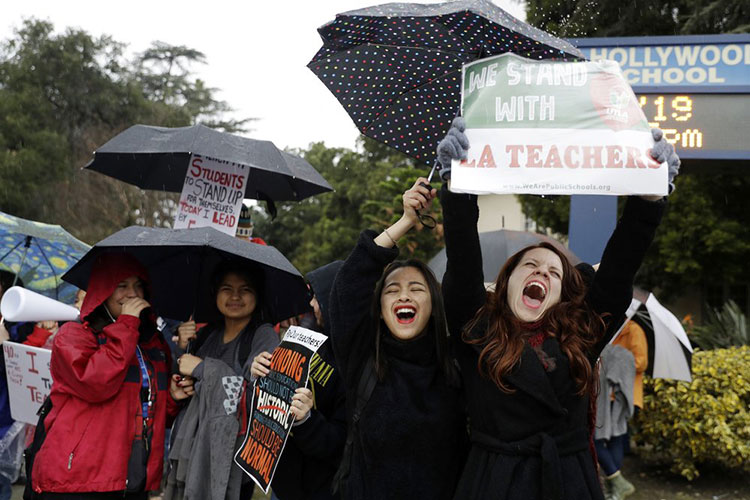 Maestros protestan en Los Ángeles en el cuarto día de huelga