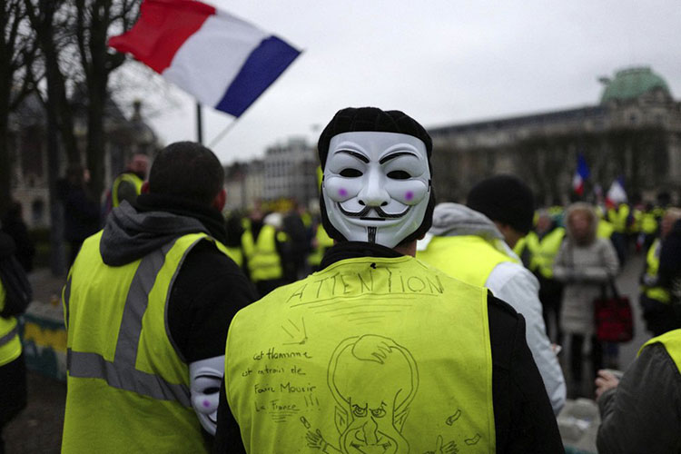 “Chalecos amarillos” convocan más protestas en París