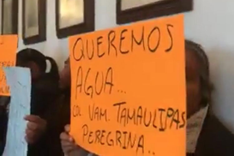 Protestan en Cabildo por incremento en tarifa de agua