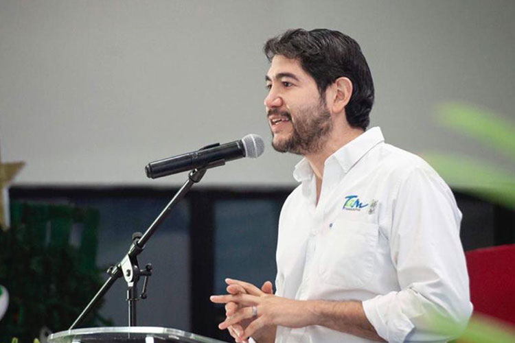Sería un honor ser candidato del PAN, admite Héctor Escobar