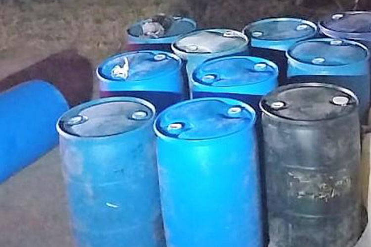 Encuentran en predio tambos con 2,500 litros de gasolina