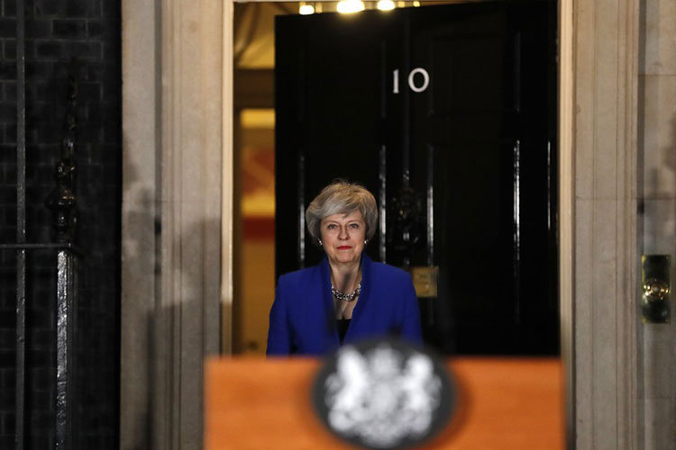 May lucha por mantener el Brexit en el buen camino