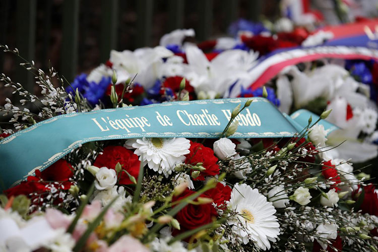 Francia recuerda a víctimas de ataques en Charlie Hebdo
