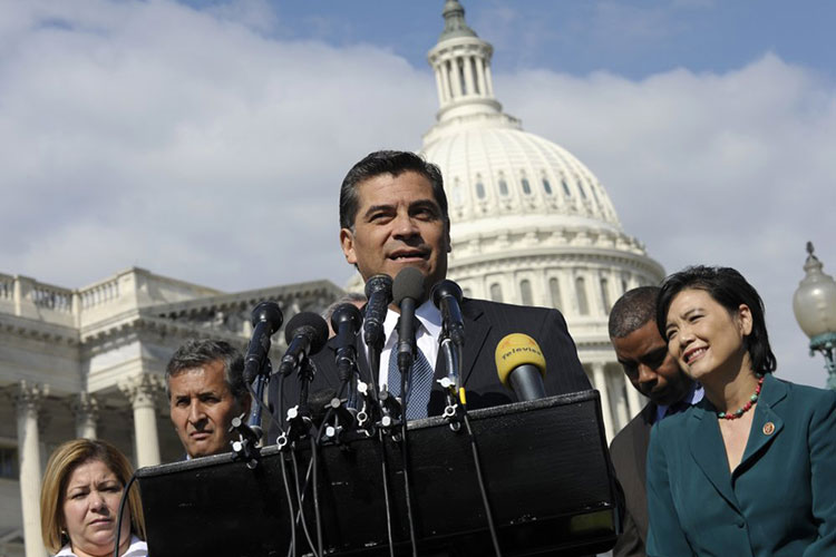 Becerra, un procurador general que le da duro a Trump