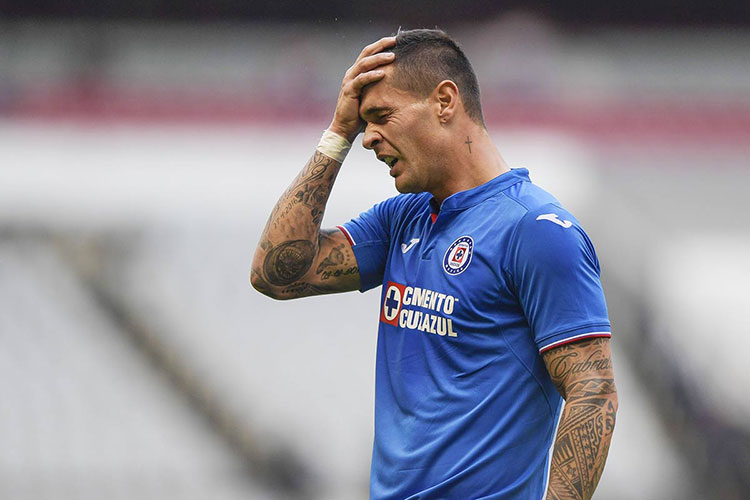 Cruz Azul no levanta y es abucheado