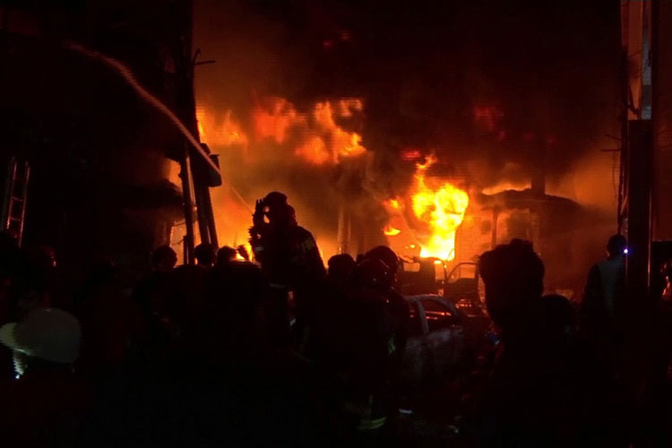Al menos 69 muertos en incendio de Bangladesh