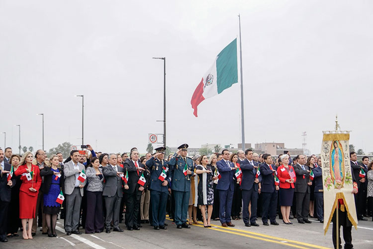 Mandan mensaje de unidad a México y E.U. con un abrazo