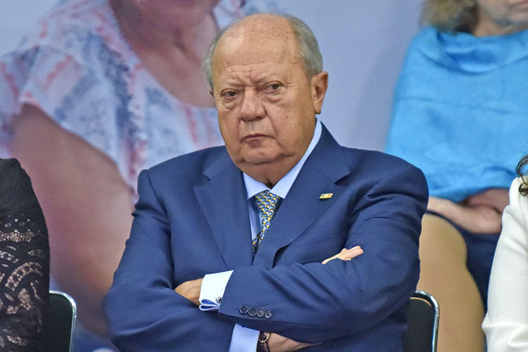 Senadores denuncian a Carlos Romero Deschamps por 8 delitos