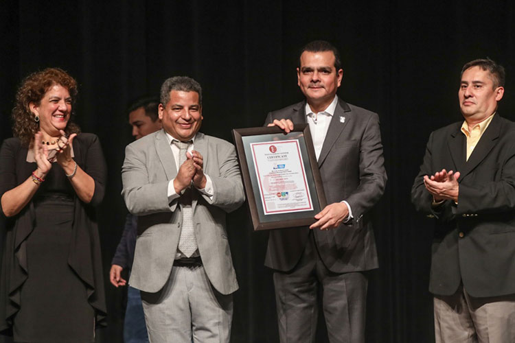 Refrenda Gobierno Municipal certificaciones internacionales