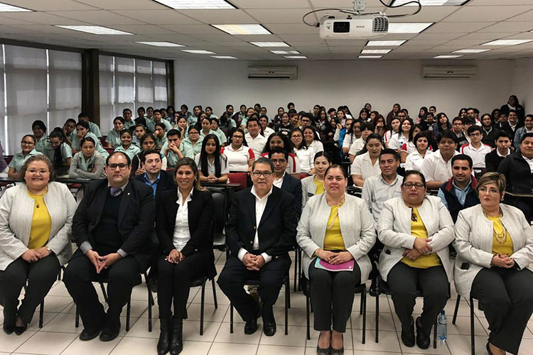 Estudiantes hacen prácticas en escuelas primarias