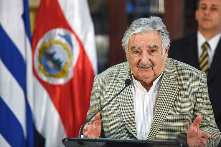 EU convence a Mujica para que pida elecciones