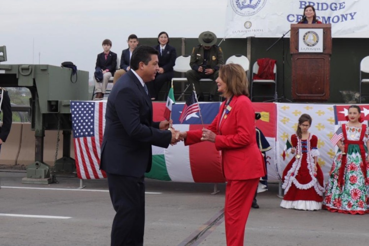 Celebran Nancy Pelosi y Cabeza de Vaca ceremonia de El abrazo
