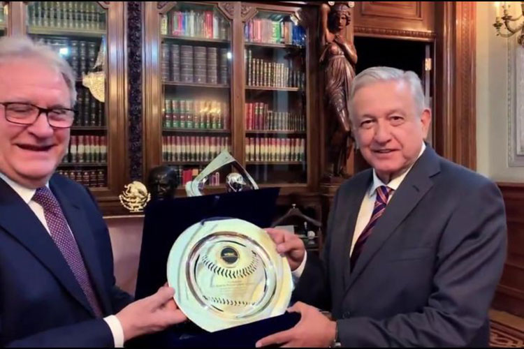 Nombran a López Obrador embajador del beisbol en el mundo