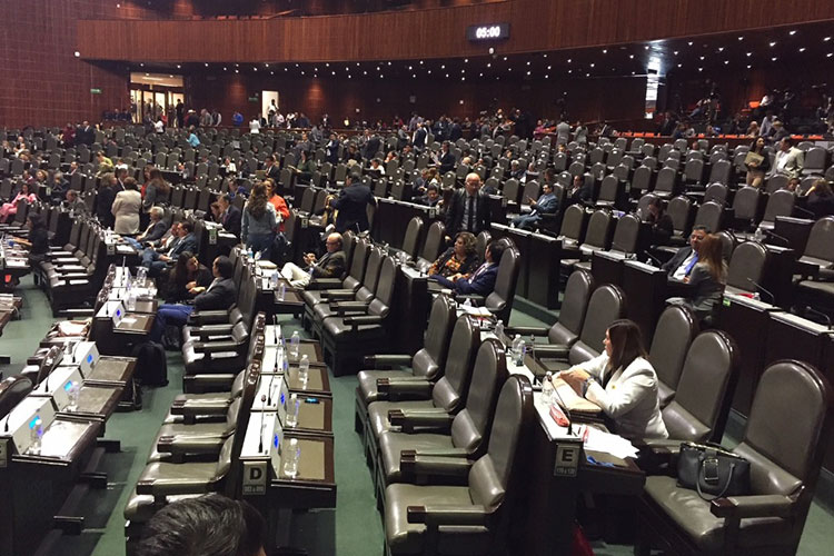Diputados dejan en suspenso reforma a ley de Pemex