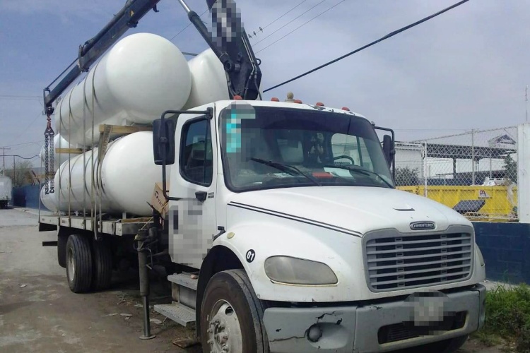 Roban camión con contenedores de gas; PEA lo recupera