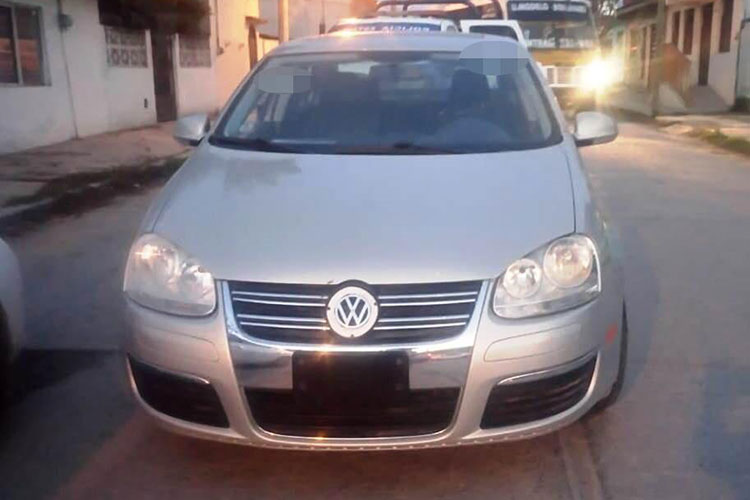 Detienen a dos en carro robado