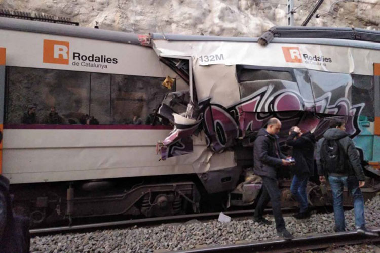 Choque de trenes deja un muerto y varios heridos en Barcelona