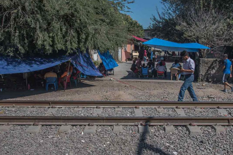 FGR cita a 15 líderes de la CNTE por bloqueos a vías férreas