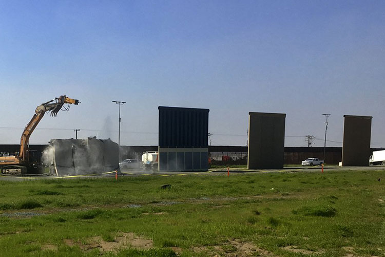 EEUU comienza a demoler prototipos del muro fronterizo