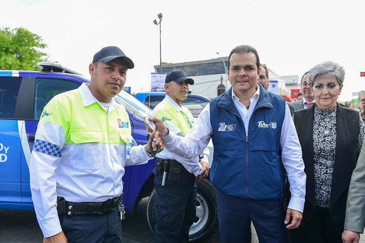 Entrega Enrique Rivas 13 patrullas a Tránsito