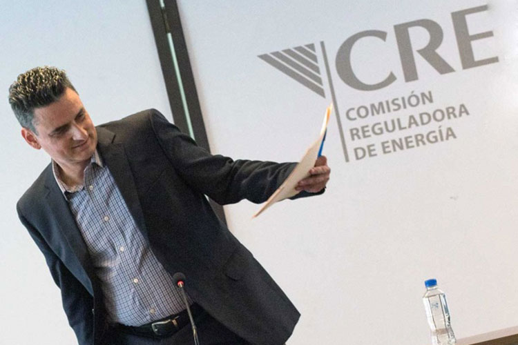 Culpa López Obrador a la CRE por ‘grave crisis’ de la CFE