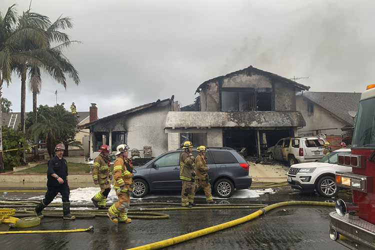 Cinco muertos y dos heridos al caer avioneta en California