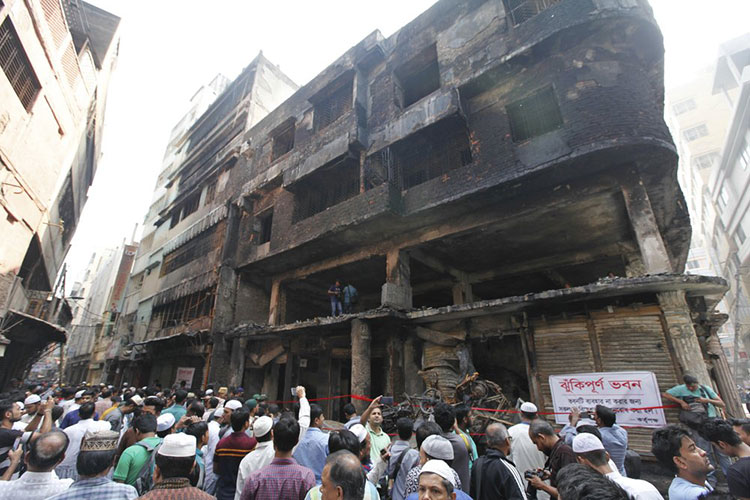 Bangladesh: Policía investiga causas de incendio fatal