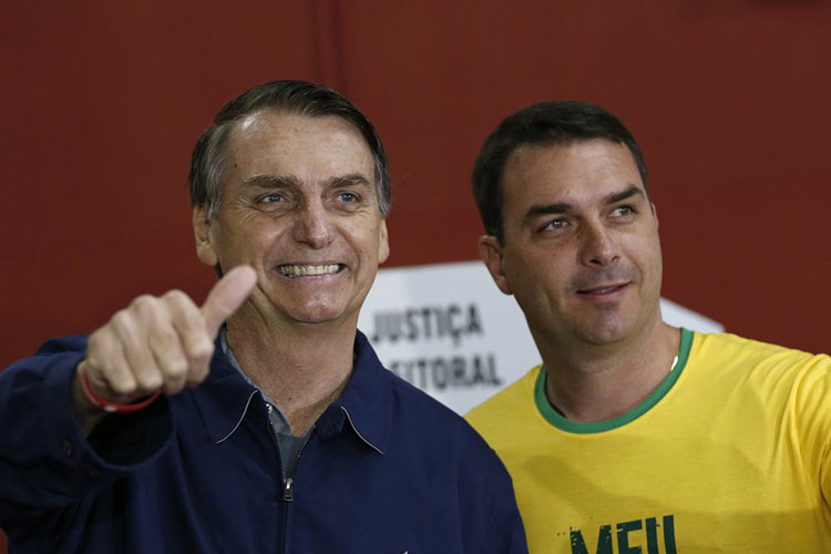 Juez de Brasil reabre pesquisa de pagos de Flavio Bolsonaro