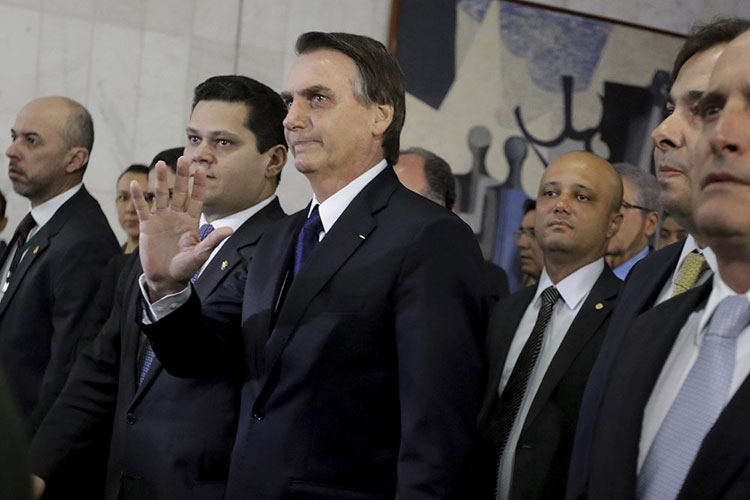 Brasil: Escolares deben corear lema de campaña de Bolsonaro
