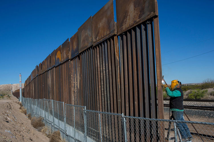 Trump dice que declarará emergencia nacional