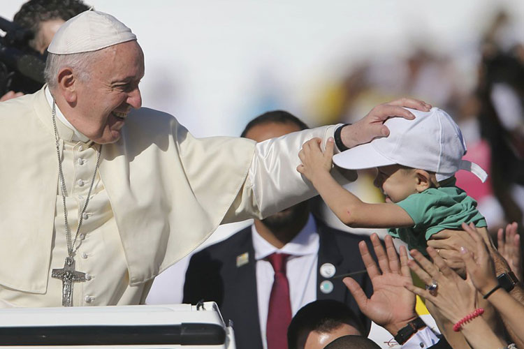 El papa oficia una histórica misa en la Península Arábiga
