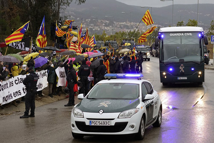 Transfieren a separatistas catalanes a Madrid