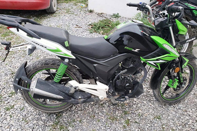 Recuperan moto y detienen a tres